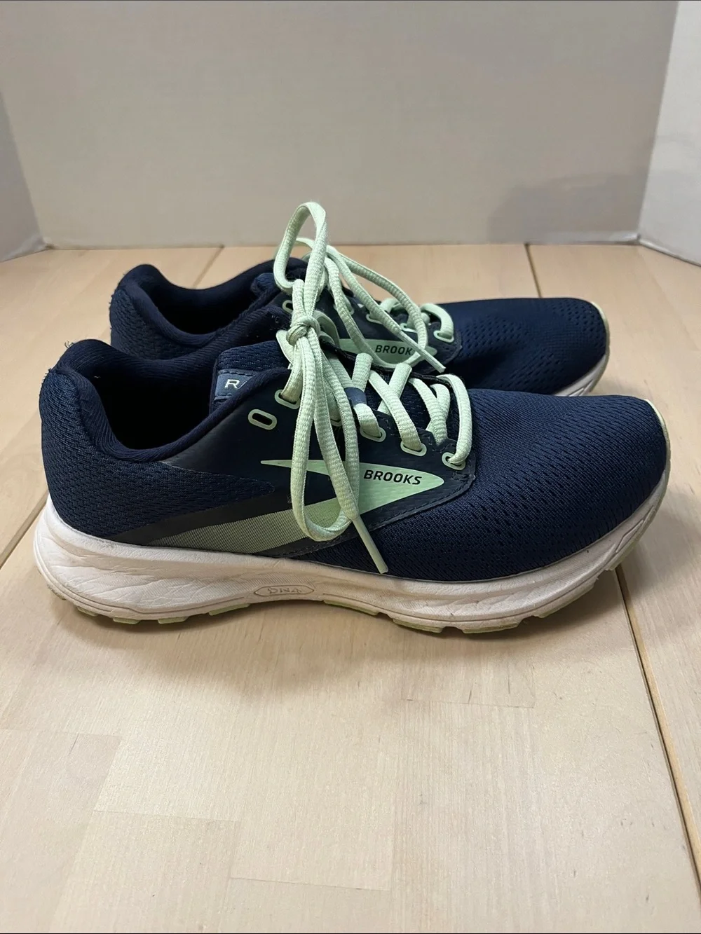 Brooks Navy Blue & Mint Green Sneakers Women’s 6.5 Medium